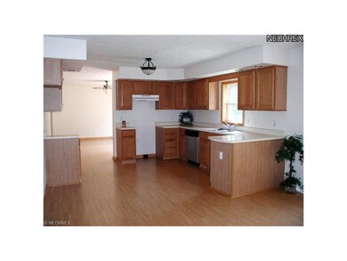 Eat-in kitchen w/eating bar