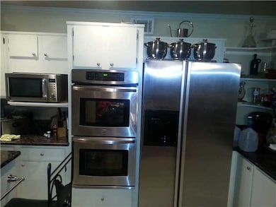 Stainless steel appliances. Quality thru out.