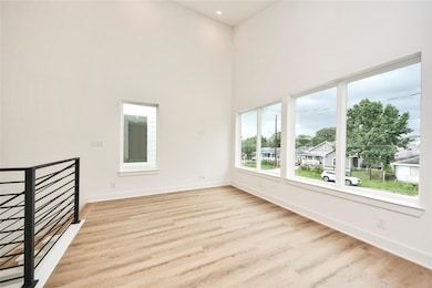 932 S Lane Unit B Ln, South Houston, TX 77088 - photo 5