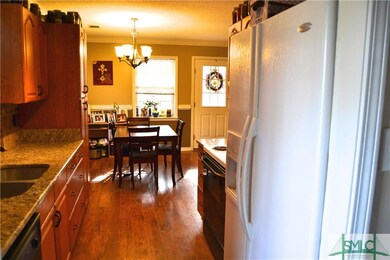 Beautiful Wood Laminate Floors Throughout.