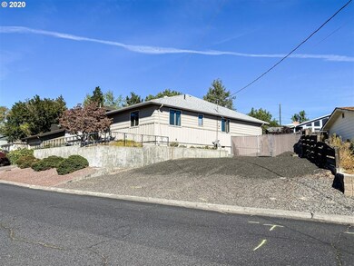 1207 NW Horn Ave, Pendleton, OR 97801 - photo 3