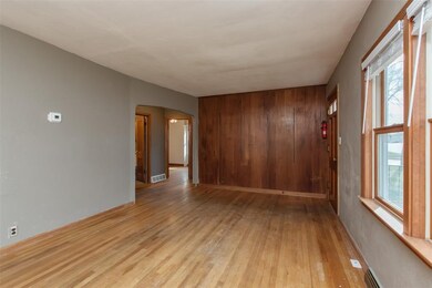 104 Fisher St, Hiawatha, IA 52233 - photo 4