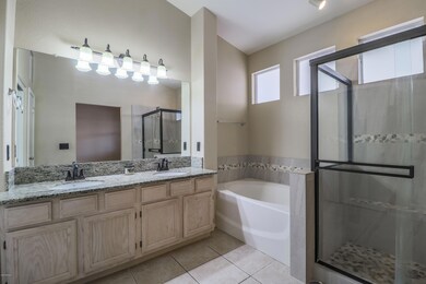 Master Bathroom w/ Separate Shower & Tub