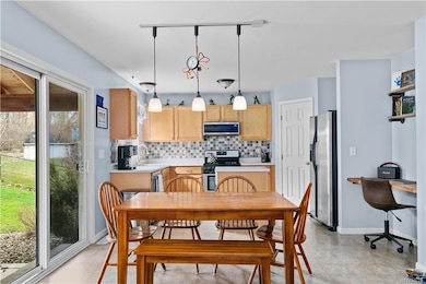 Eat-in kitchen