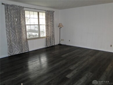 8 Maplewood Dr, Jamestown, OH 45335 - photo 5