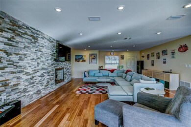 612 Lake Dora Dr, Tavares, FL 32778 - photo 4