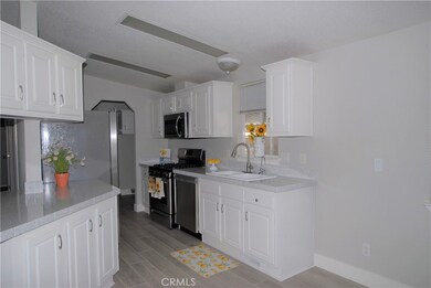 880 N Lake St unit 84, Hemet, CA 92544 - photo 4