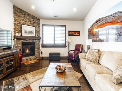 1_Family-Room_640x480_3620332