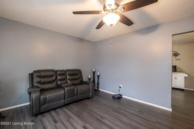 9224 Pagoda Dr, Louisville, KY 40229 - photo 5