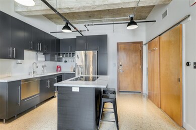Kitchen with appliances with stainless steel fini