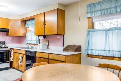 5 Cox St, Chicopee, MA 01013 - photo 4