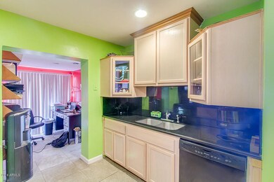 04 905 E Amelia Kitchen 1