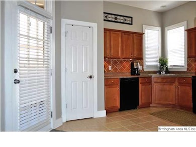 kitchen : access to wrap-around screened porch