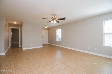 002-photo-living-room-11731133
