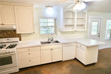 Kitchen w breakfast bar