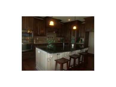 Granite Kitchen Island / Stainless Steel Oven / Ap