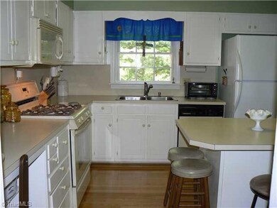 587 Manor Cir, Asheboro, NC 27205 - photo 3