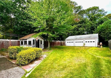 31 Champlin St, Ronkonkoma, NY 11779 - photo 4