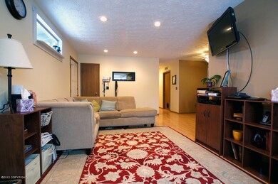 Living Rm (looking towards Hallway)