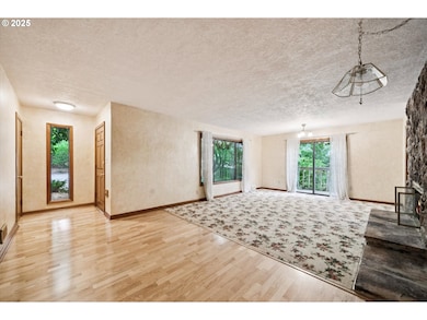 Living Room/Entrance