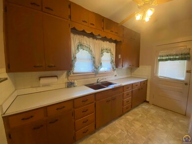333 SW Roosevelt St, Topeka, KS 66606 - photo 5