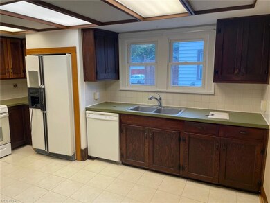 Spacious kitchen w/dark cabinetry