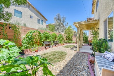 Serene & relaxing super lush green backyard with c