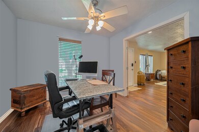 Bright and versatile front room perfect for a prod
