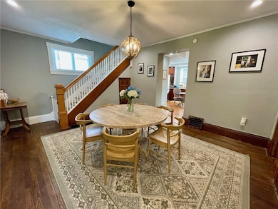 Spacious dining area w/hardwood floors