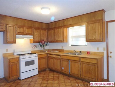 1398 E 144th St, Glenpool, OK 74033 - photo 4