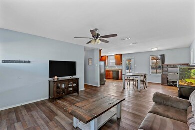 214 Oakley Cir, Weatherford, TX 76085 - photo 2