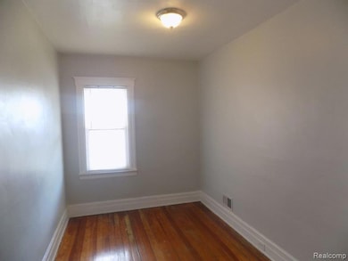 2331 Caniff St, HamtraMcK, MI 48212 - photo 7