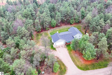 19090 Creekside Ln, Interlochen, MI 49643 - photo 4