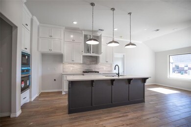 Kitchen with a kitchen island with sink, white cab
