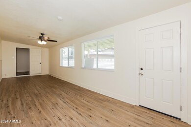 006-photo-family-room-13673914