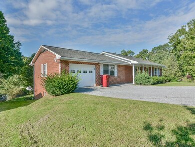 2102 Edgehill Cir, Johnson City, TN 37601 - photo 2