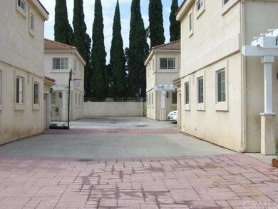 Only 4 units on the complex with Wide Driveway