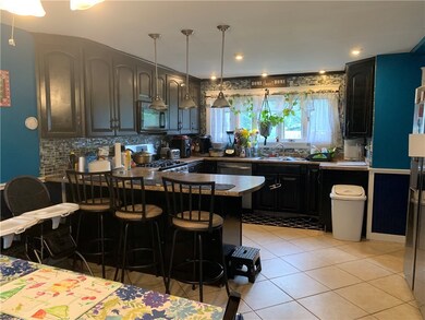 Beautiful eat-in Kitchen