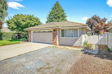 760 Annalee Dr, Central Point, OR 97502 - photo 2