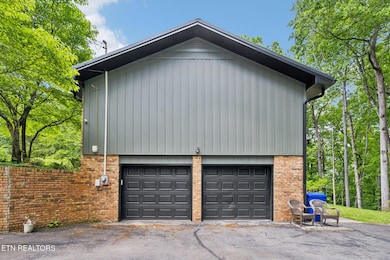5-web-or-mls-1078 W Outer Dr - 005