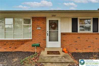 1327 Cobbler Ln, Allentown, PA 18104 - photo 3