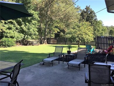 Back patio and natural area w/ fire pit