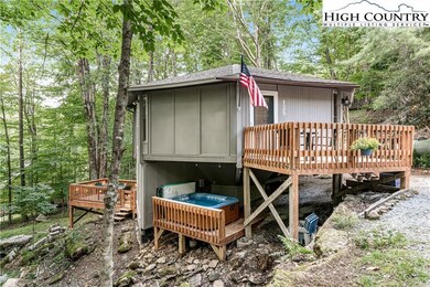 Several decks to enjoy the creek, visits from wild