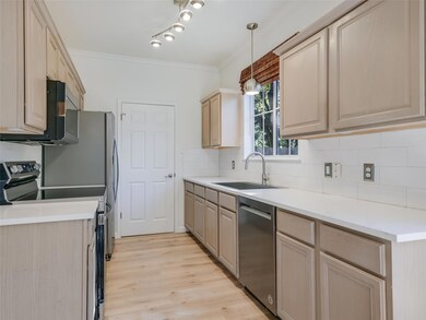 Kitchen with crown molding, decorative backsplash
