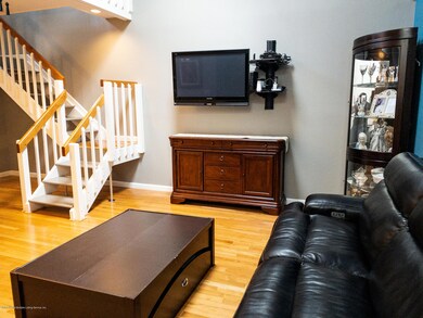 33WindingWoodsLivingRoom