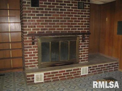 136 N Elliott St, Lincoln, IL 62656 - photo 4