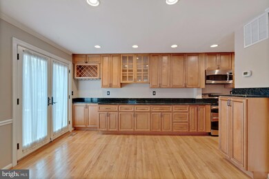 1312 Chetworth Ct, Alexandria, VA 22314 - photo 7