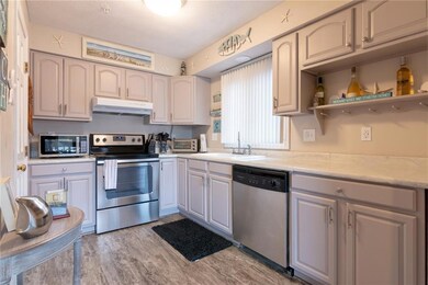Plenty of space in this coastal kitchen!
