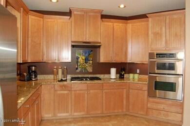 GOURMET KITCHEN W/BRKFST BAR