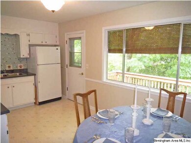 BEAUTIFUL, CLEAN & SPOTLESS KITCHEN OVERLOOKS DECK